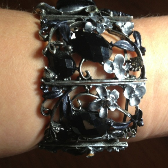 Cuff bracelet with black stones and a lil bling - Picture 2 of 3